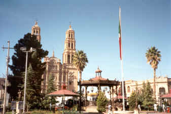 Het Plaza des Armas in Chihuahua met bandera en catedral