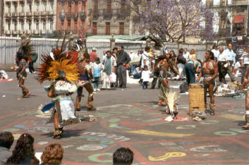 Mexico City - indiaanse dans bij de Plaza Templo Mayor
