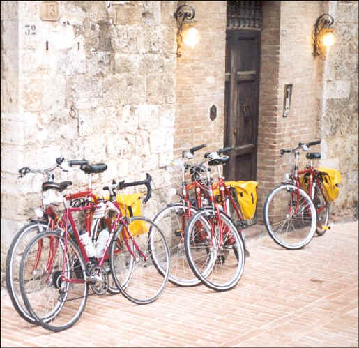 4 Cycletours-Gazelles en een Giant in San Gimignano