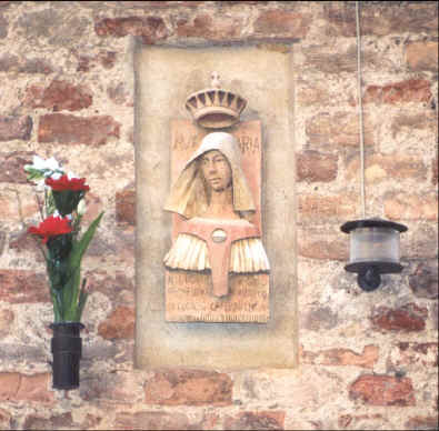 gevelsteen in een steegje in Siena
